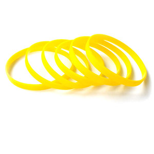 Силиконовый браслет желтый (PMS 012C) узкий (202*6*2 мм)